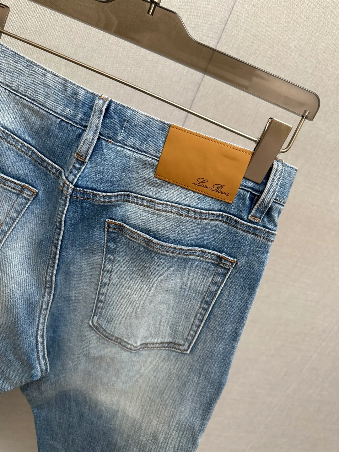 Available at the LP official website counter at the same time, the original is a very stylish pair of jeans, customized with original washed denim fabric, unique design, top-notch printing technology letter pattern logo, original hardware accessories decoration, an extremely outstanding pair of jeans, the materials and craftsmanship are extremely luxurious and exquisite, extremely high-grade, handsome and stylish upper body, recommended 👍, Sizes: 29-38